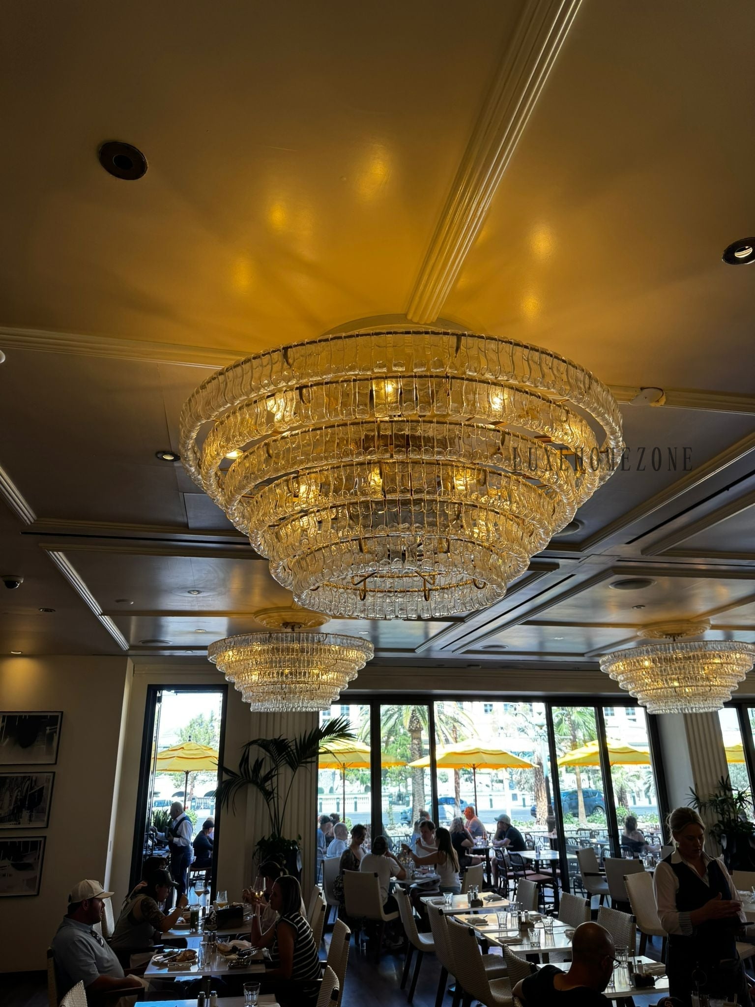 Art Ghiaccio Glass Round Chandelier in a Modern Restaurant | New York, June 2025