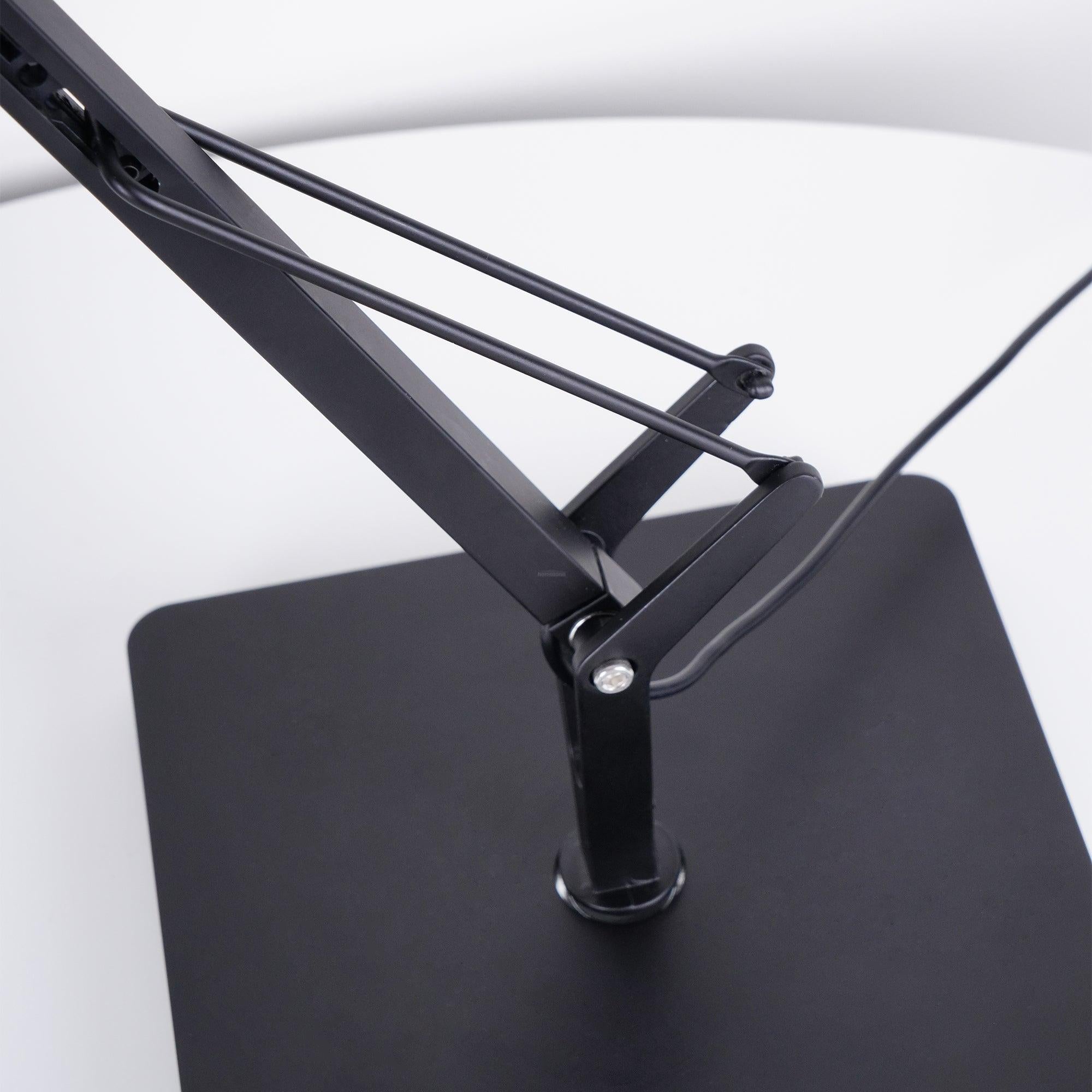 Edge Table Lamp Φ 17.3″ - Flexible-1-Luxehomezone