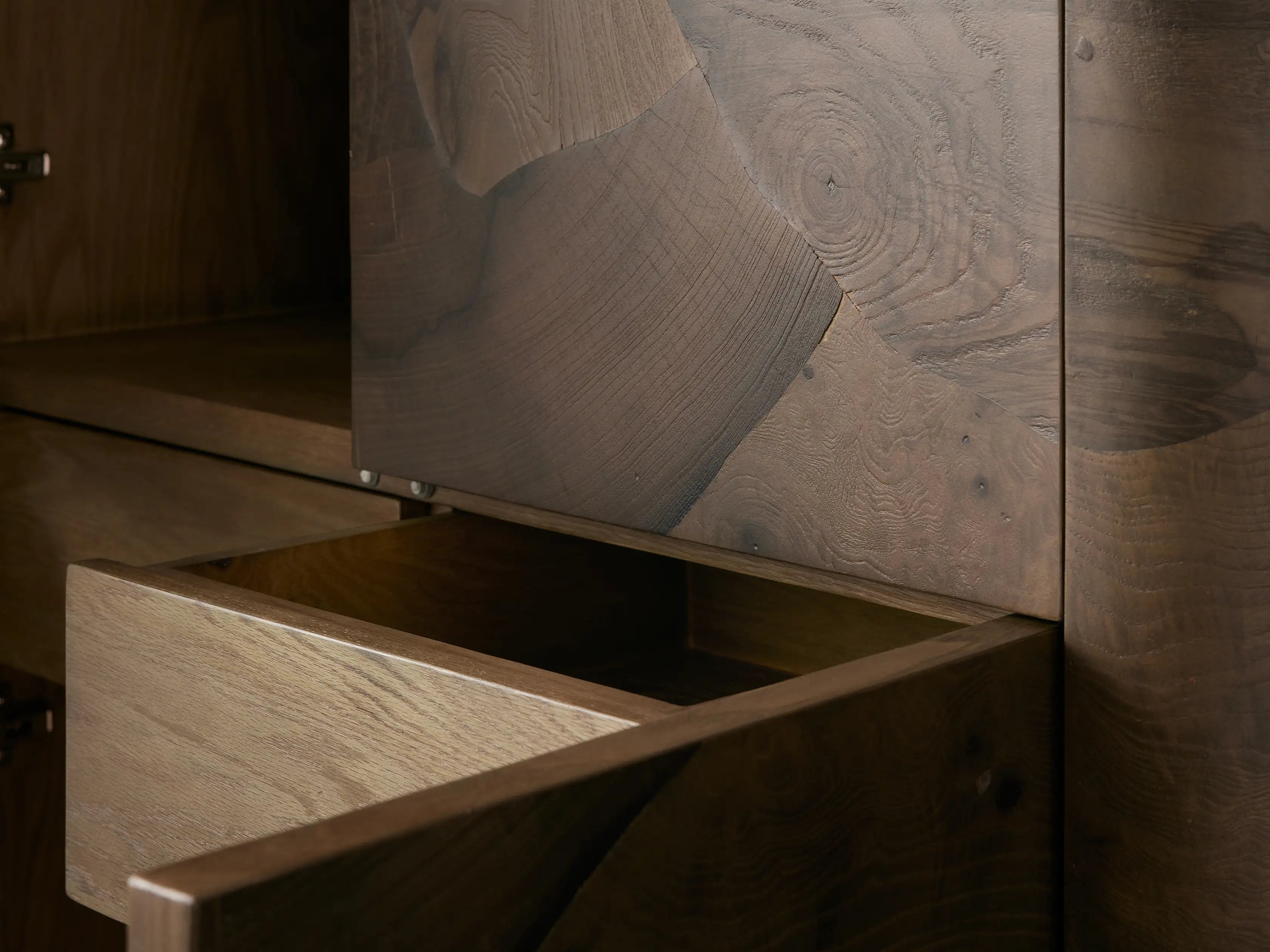Pola Cabinet