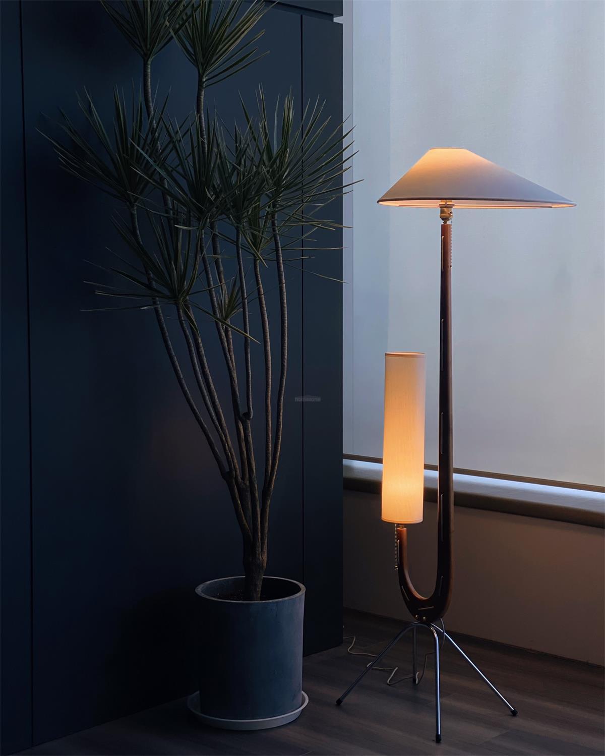 Giraffe Floor Lamp ∅ 21.6″ - Wood-1-Luxehomezone