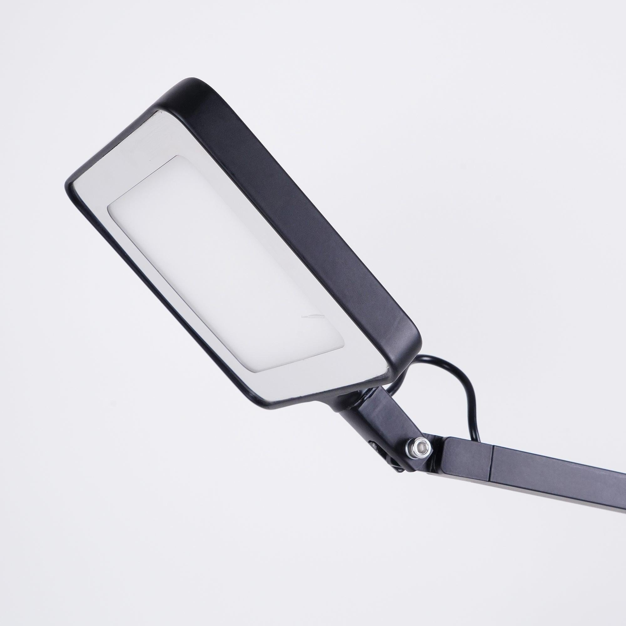 Edge Table Lamp Φ 17.3″ - Flexible-1-Luxehomezone
